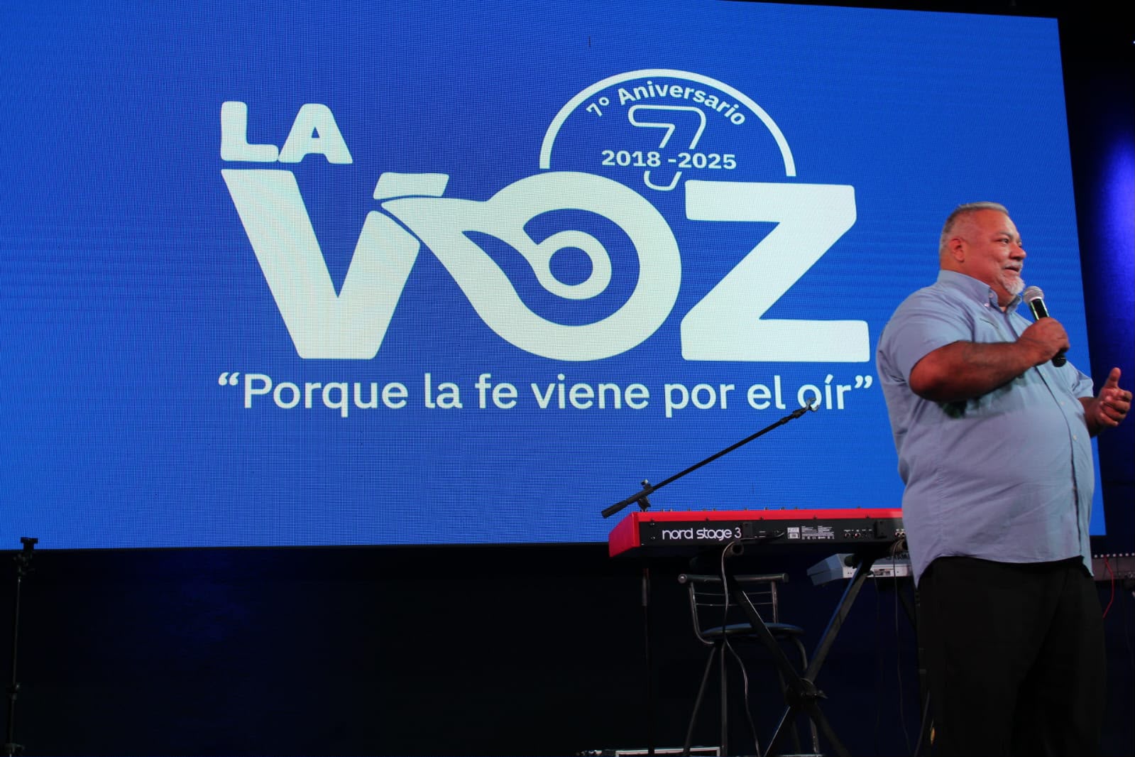 Dr. Alejandro Cruz compartiendo un mensaje durante un evento de La Voz Radio